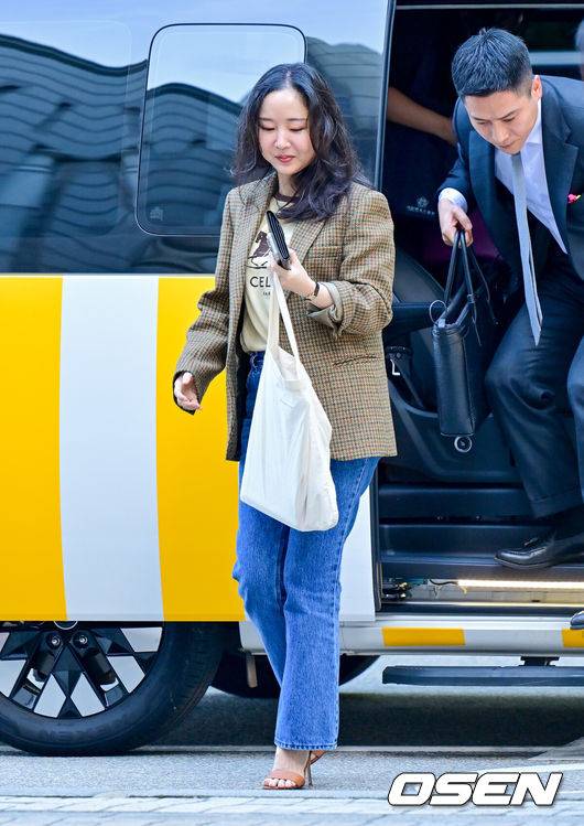 [OSEN=박준형 기자]  11일 서울중앙지방법원 형사31부가 하이브가 민희진 전 어도어 대표를 상대로 제기한 주주간계약 해지 확인 소송과, 민희진 전 대표가 하이브를 상대로 낸 풋옵션 관련 주식매매대금 청구 소송의 마지막 변론기일을 진행했다.재판부는 하이브 측 증인 신문과 구두 변론을 마친 뒤 선고기일을 정할 예정이다. 앞서 지난 6월 열린 3차 변론에서 하이브는 민희진 전 대표가 뉴진스 멤버 부모들을 회유하고 세세한 지시를 내리며 입장을 조율했다고 주장하며, 이는 ‘뉴진스 빼가기’ 계획의 일환으로 주주간계약 위반에 해당한다고 강조했다.민 전 대표는 지난해 4월부터 하이브와 법적 갈등을 이어오고 있으며, 하이브는 경영권 탈취와 배임 의혹 등을 이유로 감사에 착수했다. 반면 민 전 대표는 뉴진스 콘셉트 표절 문제가 갈등의 핵심이라고 맞서며 양측의 대립이 심화됐다.민희진 전 대표가 출석하고 있다. 2025.09.11 / soul1014@osen.co.kr