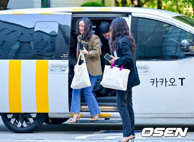 [OSEN=박준형 기자]  11일 서울중앙지방법원 형사31부가 하이브가 민희진 전 어도어 대표를 상대로 제기한 주주간계약 해지 확인 소송과, 민희진 전 대표가 하이브를 상대로 낸 풋옵션 관련 주식매매대금 청구 소송의 마지막 변론기일을 진행했다.재판부는 하이브 측 증인 신문과 구두 변론을 마친 뒤 선고기일을 정할 예정이다. 앞서 지난 6월 열린 3차 변론에서 하이브는 민희진 전 대표가 뉴진스 멤버 부모들을 회유하고 세세한 지시를 내리며 입장을 조율했다고 주장하며, 이는 ‘뉴진스 빼가기’ 계획의 일환으로 주주간계약 위반에 해당한다고 강조했다.민 전 대표는 지난해 4월부터 하이브와 법적 갈등을 이어오고 있으며, 하이브는 경영권 탈취와 배임 의혹 등을 이유로 감사에 착수했다. 반면 민 전 대표는 뉴진스 콘셉트 표절 문제가 갈등의 핵심이라고 맞서며 양측의 대립이 심화됐다.민희진 전 대표가 출석하고 있다. 2025.09.11 / soul1014@osen.co.kr