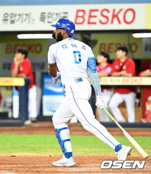 [OSEN=대구, 이대선 기자] 11일 오후 대구 삼성라이온즈파크에서 2025 신한 SOL Bank KBO리그 삼성 라이온즈와 SSG 랜더스의 경기가 열렸다.삼성은 후라도, SSG은 화이트를 선발 투수로 내세웠다.4회말 1사에서 삼성 디아즈가 우중월 솔로 홈런을 치고 있다. 2025.09.11 /sunday@osen.co.kr