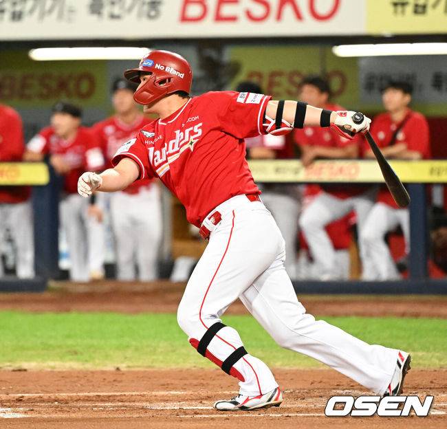 [OSEN=대구, 이대선 기자] 11일 오후 대구 삼성라이온즈파크에서 2025 신한 SOL Bank KBO리그 삼성 라이온즈와 SSG 랜더스의 경기가 열렸다.삼성은 후라도, SSG은 화이트를 선발 투수로 내세웠다.3회초 2사에서 SSG 최정이 좌전 안타를 치고 있다. 2025.09.11 /sunday@osen.co.kr