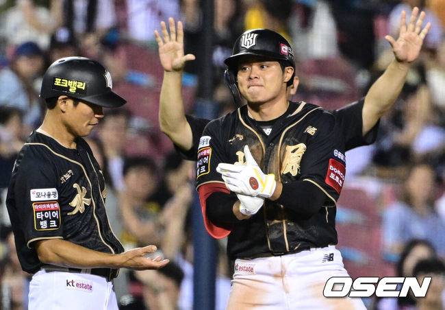 [OSEN=잠실, 조은정 기자]11일 오후 서울 잠실구장에서 ‘2025 신한 SOL Bank KBO리그’ LG 트윈스와 KT 위즈의 경기가 열렸다.홈팀 LG는 치리노스, 방문팀 KT는 헤이수스를 선발로 내세웠다.8회초 1사 1,2루에서 KT 권동진이 역전 2타점 적시 3루타를 날린 뒤 기뻐하고 있다. 2025.09.11 /cej@osen.co.kr