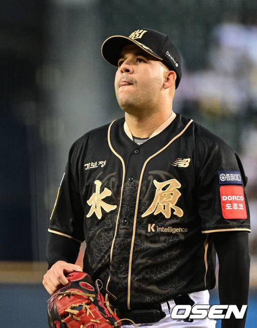 [OSEN=잠실, 조은정 기자]11일 오후 서울 잠실구장에서 ‘2025 신한 SOL Bank KBO리그’ LG 트윈스와 KT 위즈의 경기가 열렸다.홈팀 LG는 치리노스, 방문팀 KT는 헤이수스를 선발로 내세웠다.1회말 이닝을 마친 KT 헤이수스가 더그아웃으로 향하고 있다. 2025.09.11 /cej@osen.co.kr