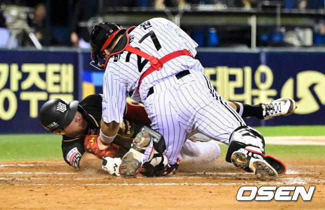 [OSEN=잠실, 조은정 기자]11일 오후 서울 잠실구장에서 ‘2025 신한 SOL Bank KBO리그’ LG 트윈스와 KT 위즈의 경기가 열렸다.홈팀 LG는 치리노스, 방문팀 KT는 헤이수스를 선발로 내세웠다.7회초 무사 1,3루에서 KT 황재균이 강현우의 희생번트 야수선택 출루 때 득점을 올리고 있다. LG의 비디오판독 요청이 있었으나 원심 유지.  2025.09.11 /cej@osen.co.kr