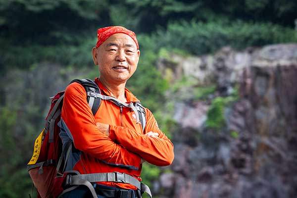 채씨는 늘 두건이나 모자로 머리를 가린다. 그는 달바우대사란 닉네임을 사용하는 데서 그 이유를 가늠해 볼 수 있다며 웃었다.