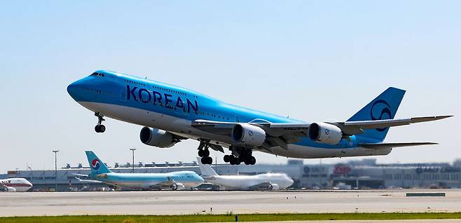 미국 조지아주 현대차그룹-LG에너지솔루션 배터리 합작 공장 건설 현장에서 구금된 한국인들을 태울 대한항공 B747-8i 전세기가 10일 오전 10시21분 인천국제공항 2터미널에서 이륙하고 있다. 구금된 한국인 300여명은 11일 오전 미국에서 출발할 것으로 알려졌으나 현지 사정으로 늦어진다고 외교부가 전했다. 인천공항=공항사진기자단