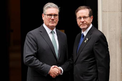 10일(현지시간) 영국 런던을 방문한&nbsp;이츠하크 헤르초그 이스라엘 대통령(오른쪽)이 다우닝가 10번지 관저 앞으로 마중을 나온 키어 스타머 총리와 냉랭한 표정으로 악수를 나누고 있다. 로이터연합뉴스