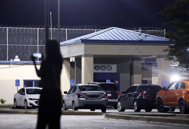 10일(현지시간) 미국 당국의 이민 단속으로 체포된 현대차그룹-LG에너지솔루션 배터리공장 건설 현장 직원들이 수용된 조지아주 포크스턴의 이민세관단속국(ICE) 구금시설. 2025.9.10 연합뉴스