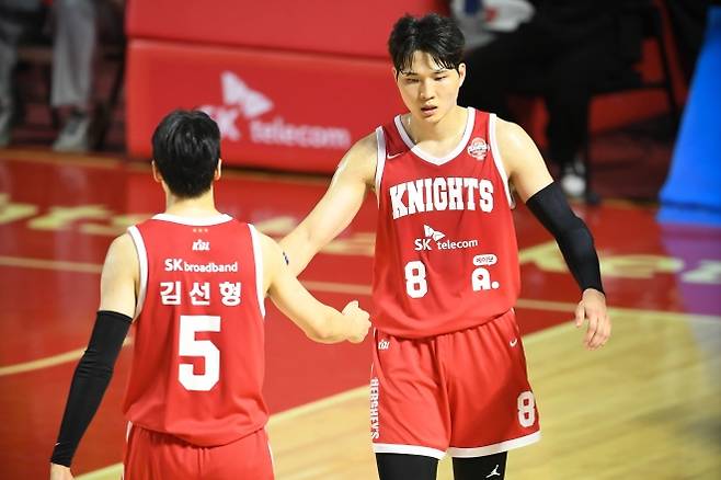 서울 SK 안영준과 김선형이 5월 13일 서울 잠실학생체육관에서 열린 2024~25 프로농구 챔피언결정전 5차전 창원 LG와의 홈 경기에서 하이파이브하고 있다. KBL 제공
