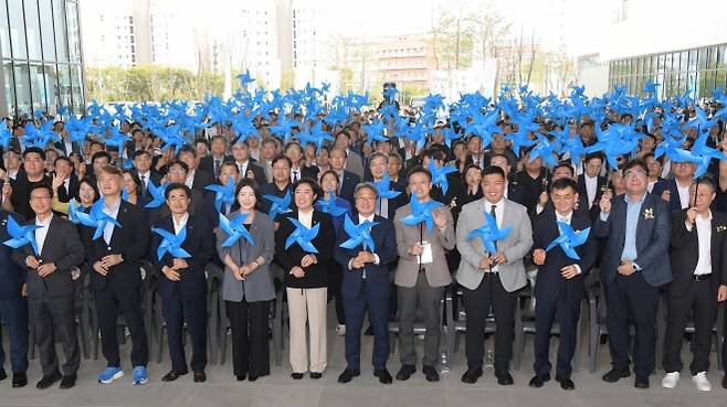 강기정 광주시장이 11일 광주 첨단3지구 인공지능집적단지에서 열린 ‘모두의 AI, 광주 비전 선포식’에서 참석자들과 함께 ‘국가 AI컴퓨팅센터 광주 유치’ 시민결의 퍼포먼스를 펼치고 있다. 광주광역시 제공