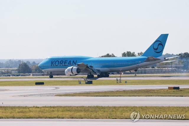 미국 조지아주 현대차그룹-LG에너지솔루션 배터리 합작 공장(HL-GA 배터리회사) 건설 현장에서 구금된 한국인을 태울 대한항공 전세기가 10일(현지시간) 하츠필드-잭슨 애틀랜타 국제공항에 착륙하고 있다. 연합뉴스
