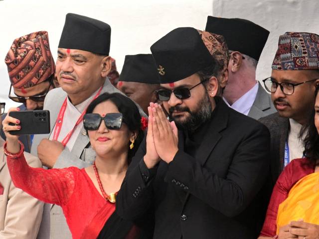 전직 래퍼이자 현재 네팔 카트만두 시장을 맡고 있는 35세의 발렌드라 샤가 6일(현지 시간) 카트만두 두르바르 광장에서 열린 인드라 자트라 페스티벌에서 합장하고 있다. 로이터연합뉴스