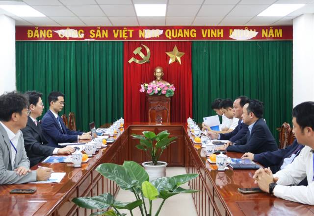 대한전선과 동나이성 관계자가 지난 10일 동나이성 당국에서 투자 논의를 하고 있다. 사진 제공=대한전선