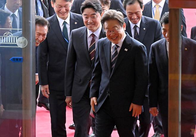 이재명 대통령이 6월26일 서울 여의도 국회에서 열린 추가경정예산안 시정연설을 위해 본청에 도착해 정청래 의원(가장 왼쪽)과 인사 후 본청으로 들어서고 있다. ⓒ국회사진기자단