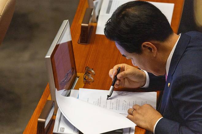 송언석 국민의힘 원내대표가 6월26일 국회 본회의장에서 열린 이재명 대통령의 2025년도 제2회 추가경정예산안에 대한 정부의 시정연설을 들으며 메모를 하고 있다. 종이에 '내로남불'이라고 적혀있다. ⓒ국회사진기자단