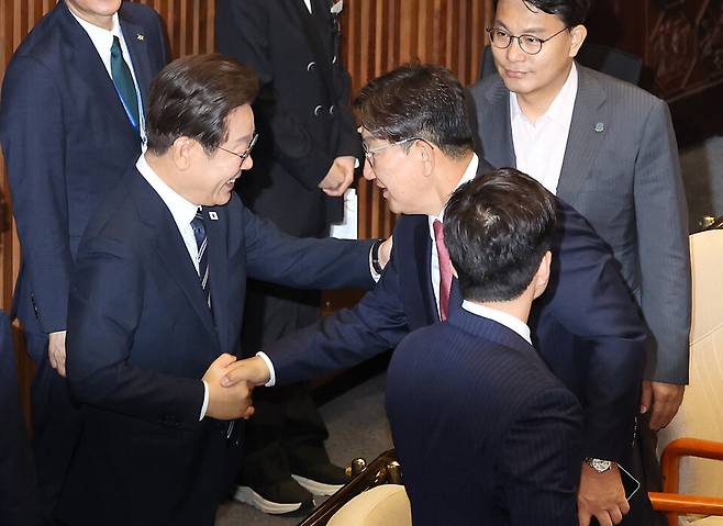 이재명 대통령이 6월26일 추가경정예산 시정연설을 마친 뒤 국회 본회의장에서 권성동 국민의힘 의원과 인사하고 있다. 권 의원은 웃으며 악수하는 이 대통령의 얼굴을 바라보면서 잠깐 뭔가 얘기를 건네자, 이 대통령은 웃는 얼굴로 자신과 악수하는 권 의원의 오른팔을 왼손으로 가볍게 툭 쳤다. 이후 권 의원은 본회의장에서 나와 기자들에게 "(김민석) 총리 임명은 안 된다고 2번 얘기하니까 (이 대통령이) 알았다고 하고 툭 치고 가더라"고 전했다. ⓒ국회사진기자단