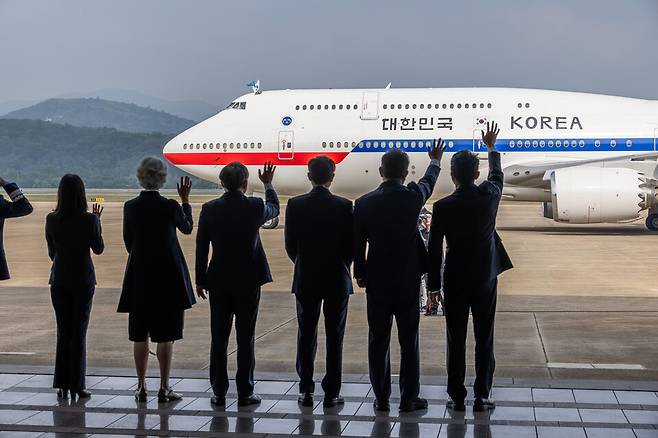 주요 7개국(G7) 정상회의 참석을 위한 첫 해외 순방길에 나선 이재명 대통령이 6월16일 오후 경기 성남시 서울공항에 도착해 공군 1호기 탑승한 가운데, 강훈식 비서실장과 김병기 더불어민주당 대표 직무대행 겸 원내대표, 우상호 대통령실 정무수석, 고기동 행정안전부 장관 직무대행, 타마라 모휘니 주한 캐나다 대사, 김진아 외교부 2차관이 배웅하며 손을 흔들고 있다. ⓒ 시사저널 최준필