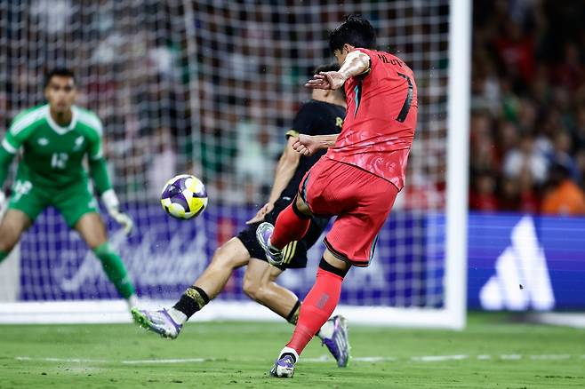 축구대표팀 주장 손흥민(7번)이 10일(한국시간) 미국 내슈빌의 지오디스파크에서 열린 멕시코와 평가전에서 통렬한 왼발 슛으로 동점골을 터트리고 있다. 사진제공｜대한축구협회