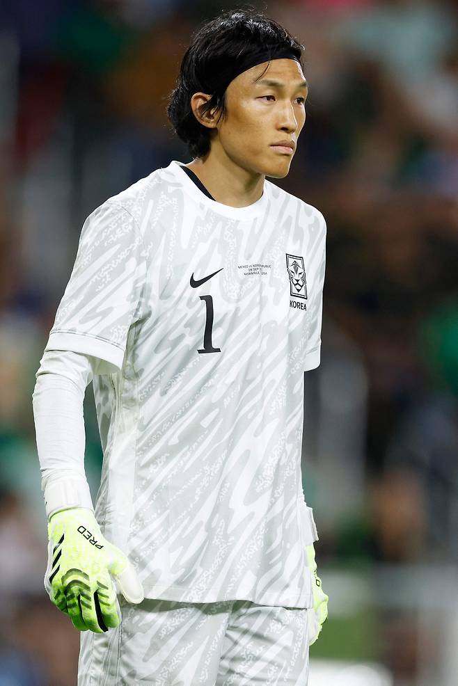 대표팀 골키퍼 김승규가 10일 미국 테네시주 내슈빌의 지오디스 파크에서 열린 멕시코와의 평가전 후반전 경기를 지켜보고 있다. 내슈빌|AFP