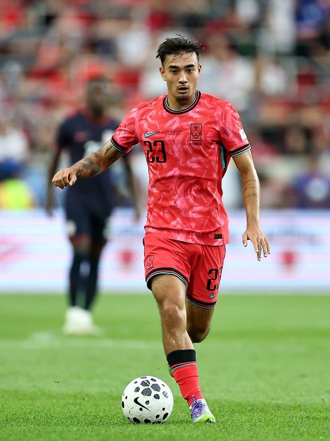 ▲ 카스트로프는 한국 대표팀의 새로운 퍼즐 조각이자, 묀헨글라트바흐의 잠재적 자원이다. 9월 A매치 기간을 통해 한층 더 반등할 계기를 마련했다. 태극마크를 달고 선명히 보여준 투지와 에너지를 이제 분데스리가 무대에서도 증명하면 한 스텝 더 도약할 수 있다. ⓒ 연합뉴스