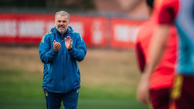 ▲ 노팅엄 포레스트 감독으로 첫 훈련을 진행한 포스테코글루 감독.