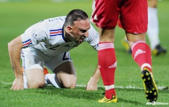 중국과 경기 중 프랑크 리베리(왼쪽). /AFPBBNews=뉴스1