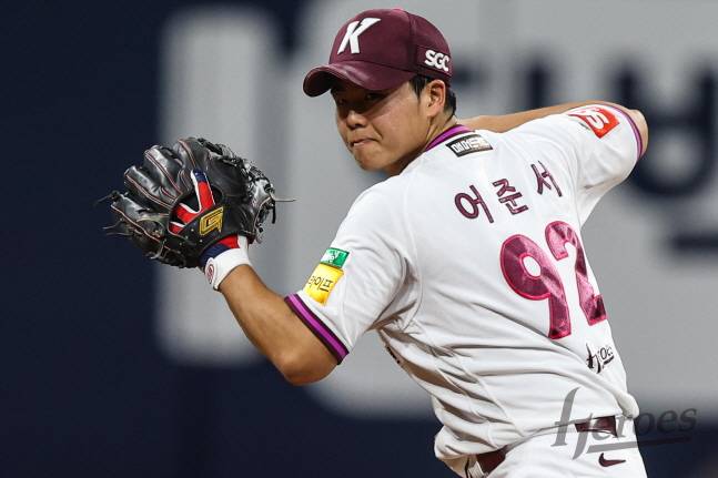 9일 LG전에서 수비를 펼치고 있는 어준서. /사진=키움 히어로즈 제공