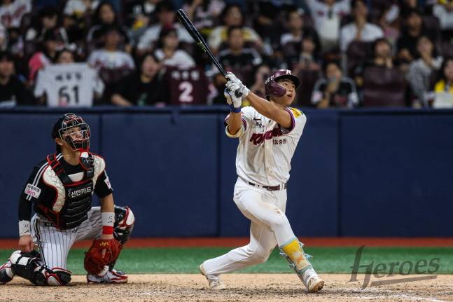 어준서(오른쪽)가 큼지막한 타구를 날리고 바라보고 있다. /사진=키움 히어로즈 제공