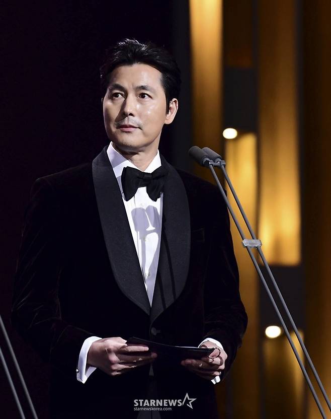 [서울=뉴시스] 정병혁 기자 = 제45회 청룡영화상 시상식이 29일 여의도 KBS홀에서 열린 가운데 최다관객상 시상자로 나선 정우성이 무대에 서있다.(사진=스포츠조선 제공) 2024.11.30. photo@newsis.com *재판매 및 DB 금지 /사진=