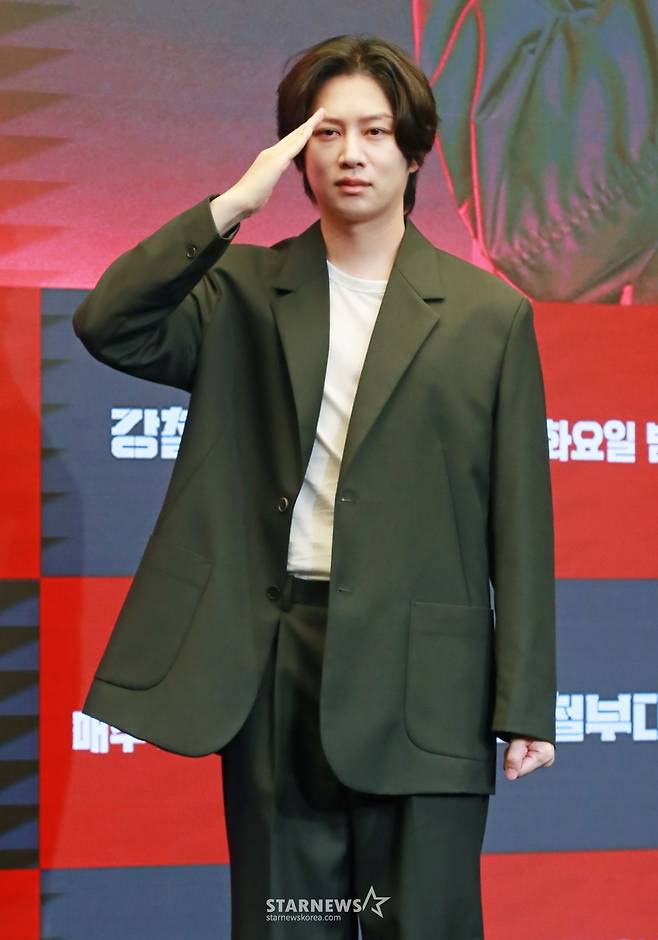 가수 김희철이 27일 오전 서울 마포구 상암동 스탠포드 호텔에서 진행된 채널A 예능 '강철부대W' 제작발표회에 참석해 포즈를 취하고 있다.  최정예 여군 예비역들이 팀을 이뤄 출신 부대의 명예를 걸고 싸우는 밀리터리 서바이벌 프로그램 '강철부대W'는 10월 1일 첫 방송된다. /2024.09.27 /사진=이동훈