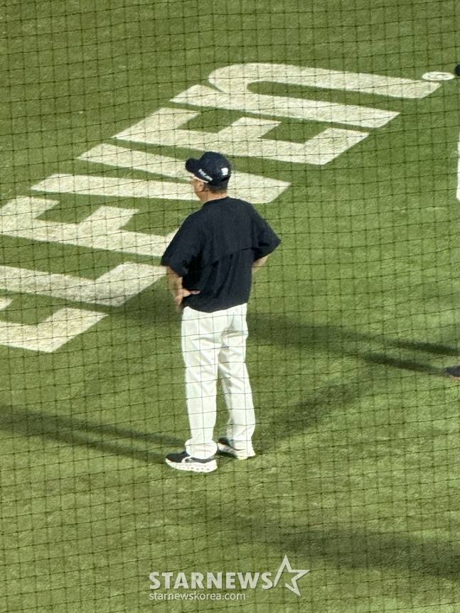 롯데 김태형 감독이 10일 사직 한화전 종료 후 실시된 수비훈련을 지켜보고 있다. /사진=양정웅 기자