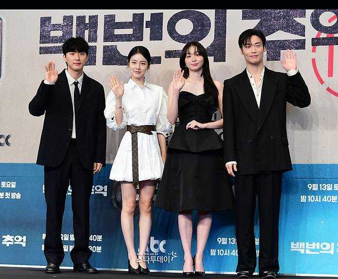 ‘백번의 추억’ 제작발표회에 참석한 김상호 감독, 신예은, 김다미, 허남준. 사진|강영국 기자