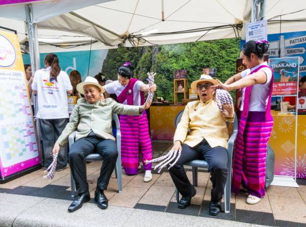 왼쪽부터 손톱 마사지를 받고 있는 두싯 마나판(H.E. Mr. Dusit Manapan, Advisor to the Minister of Foreign Affairs) 태국 외교부 장관 고문, 타니 쌩랏(Tanee Sangrat) 주한 태국대사