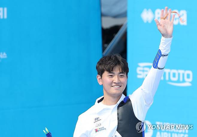 김제덕이 11일 광주 5.18 민주광장 특설 경기장에서 진행된 대회 7일차 리커브 남자 개인전 동메달 결정전에 진출해 마테오 보르사니(이탈리아)에게 7-3(29-29,30-29,28-27,28-30,29-28)으로 승리하면서 동메달을 차지했다. 연합뉴스