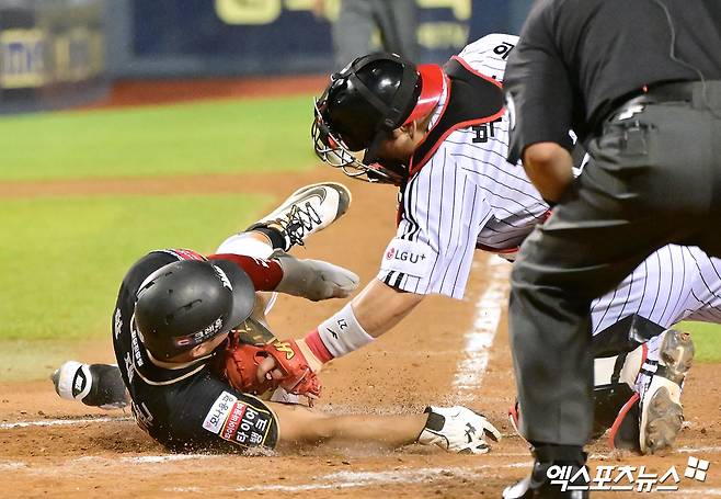 11일 오후 서울 송파구 잠실야구장에서 열린 '2025 신한 SOL Bank KBO리그' KT 위즈와 LG 트윈스의 경기, 7회초 무사 1,3루 KT 황재균이 강현우의 스퀴즈 번트때 홈으로 쇄도하고 있다. 잠실, 김한준 기자