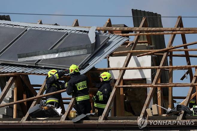 드론 잔해에 망가진 주택 [로이터 연합뉴스. 재판매 및 DB 금지]