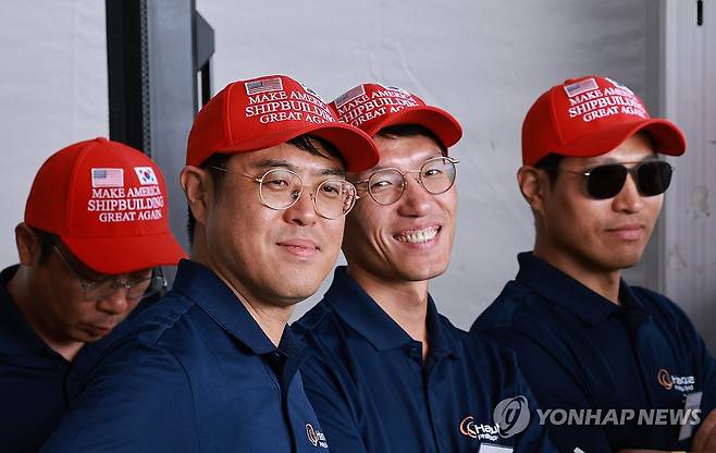 한화 필리조선소 선박 명명식, 마스가 모자 (필라델피아=연합뉴스) 홍해인 기자 = 26일(현지시간) 미국 필라델피아의 한화 필리조선소에서 열린 '스테이트 오브 메인'호 명명식에서 관계자들이 마스가 모자를 쓰고 있다. 2025.8.27 hihong@yna.co.kr