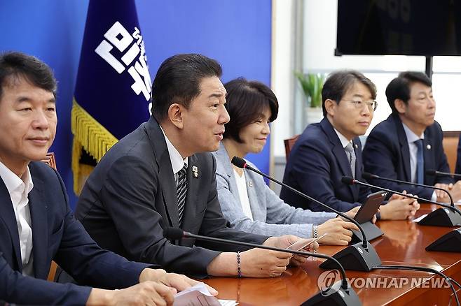 발언하는 김병기 원내대표 (서울=연합뉴스) 황광모 기자 = 더불어민주당 김병기 원내대표가 11일 서울 여의도 국회에서 열린 정책조정회의에서 발언하고 있다. 2025.9.11 hkmpooh@yna.co.kr