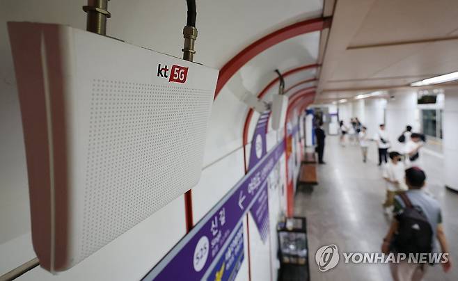 KT 소액결제 피해 눈덩이 (서울=연합뉴스) 이진욱 기자 = 10일 경기남부경찰청 사이버수사대에 따르면 지난달 27일부터 이달 9일 오후 6시까지 KT 소액결제 피해 사례는 모두 124건이며, 전체 피해액은 8천60여만원으로 파악됐다. 해커가 초소형 기지국을 통해 이용자들의 정상 트래픽을 가로채 소액결제 피해를 일으켰다는 추정이 유력한 상황으로, 불법 기지국을 차량 등에 싣고 이동하면서 범행했을 가능성도 있어 피해 범위와 정도는 더 커질 수 있다. 사진은 10일 서울 지하철역에 설치된 소형 KT 이동통신 기기 모습. 2025.9.10 cityboy@yna.co.kr