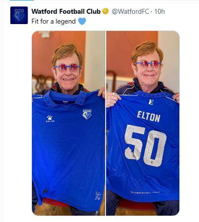 왓퍼드의 특별판 유니폼을 들고 있는 엘튼 존. [왓퍼드 구단 SNS. 재판매 및 DB 금지]