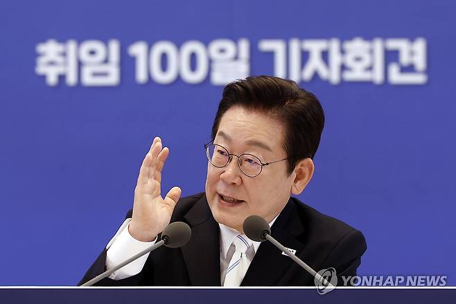 발언하는 이재명 대통령 (서울=연합뉴스) 김도훈 기자 = 이재명 대통령이 11일 청와대 영빈관에서 열린 취임 100일 기자회견 '회복을 위한 100일, 미래를 위한 성장'에서 발언하고 있다. 2025.9.11 [대통령실통신사진기자단] superdoo82@yna.co.kr