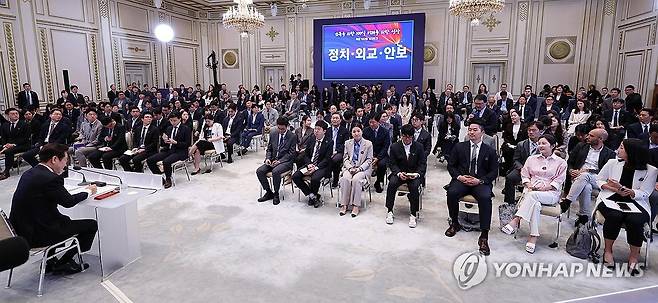 이재명 대통령, 취임 100일 기자회견 (서울=연합뉴스) 김도훈 기자 = 이재명 대통령이 11일 청와대 영빈관에서 취임 100일 기자회견을 하고 있다. 2025.9.11 [대통령실통신사진기자단] superdoo82@yna.co.kr