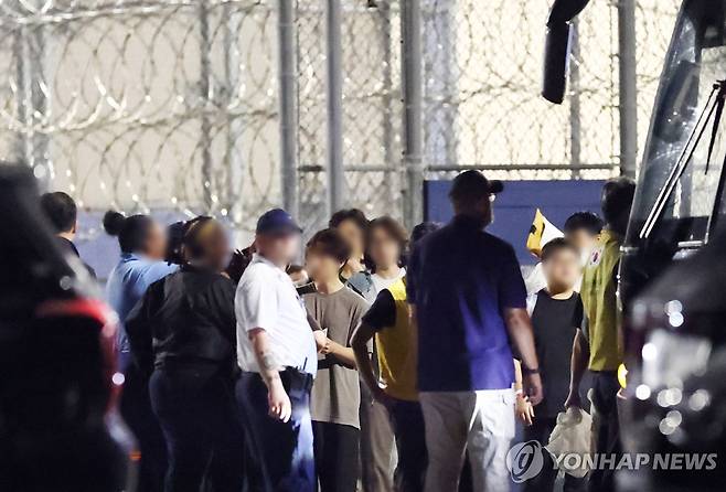 '기다리던 집으로' (포크스턴[미국 조지아주]=연합뉴스) 윤동진 기자 = 이민단속으로 체포됐던 현대차-LG엔솔 배터리공장 건설 현장 직원들이 애틀랜타 공항으로 향하기 위해 11일(현지시간) 미국 조지아주 포크스턴의 이민세관단속국(ICE) 구금시설을 나서고 있다. 2025.9.11 mon@yna.co.kr