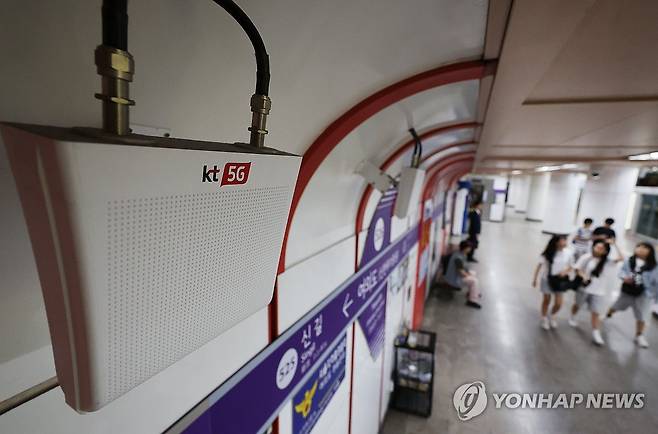 KT 소액결제 피해 눈덩이 (서울=연합뉴스) 이진욱 기자 = 10일 경기남부경찰청 사이버수사대에 따르면 지난달 27일부터 이달 9일 오후 6시까지 KT 소액결제 피해 사례는 모두 124건이며, 전체 피해액은 8천60여만원으로 파악됐다. 해커가 초소형 기지국을 통해 이용자들의 정상 트래픽을 가로채 소액결제 피해를 일으켰다는 추정이 유력한 상황으로, 불법 기지국을 차량 등에 싣고 이동하면서 범행했을 가능성도 있어 피해 범위와 정도는 더 커질 수 있다. 사진은 10일 서울 지하철역에 설치된 소형 KT 이동통신 기기 모습. 2025.9.10 cityboy@yna.co.kr