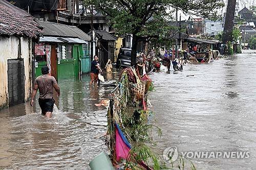 홍수로 물에 잠긴 발리 덴파사르 [AFP 연합뉴스. 재판매 및 DB 금지]