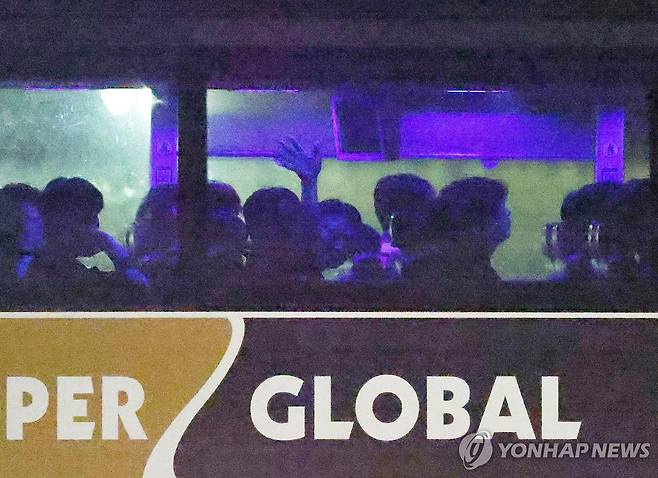 집으로 향하는 한국 근로자들 (포크스턴[미국 조지아주]=연합뉴스) 윤동진 기자 = 이민단속으로 체포됐던 현대차-LG엔솔 배터리공장 건설 현장 직원이 11일(현지시간) 미국 조지아주 포크스턴의 이민세관단속국(ICE) 구금시설에서 나와 버스에 탑승해 손 들어 인사하고 있다. 2025.9.11 mon@yna.co.kr