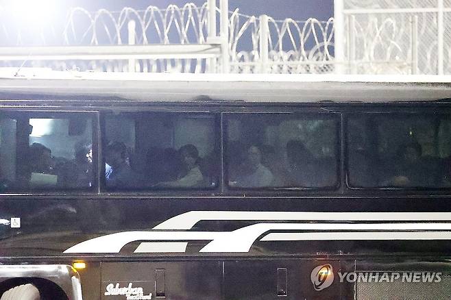 집으로 갈 준비하는 한국 근로자들 (포크스턴[미국 조지아주]=연합뉴스) 윤동진 기자 = 이민단속으로 체포됐던 현대차-LG엔솔 배터리공장 건설 현장 직원들이 애틀란타 공항으로 향하기 위해 11일(현지시간) 미국 조지아주 포크스턴의 이민세관단속국(ICE) 구금시설을 나선 뒤 버스에 탑승해 있다. 2025.9.11 mon@yna.co.kr