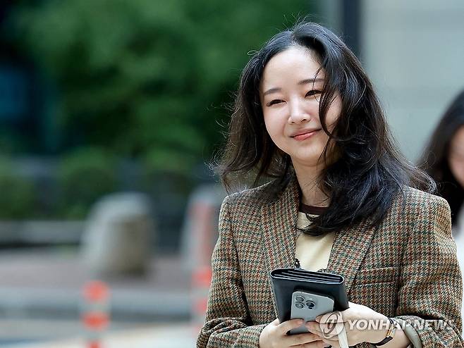 민희진 전 어도어 대표 법원 출석 (서울=연합뉴스) 홍해인 기자 = 민희진 전 어도어 대표가 11일 서울 서초구 중앙지방법원에서 열린 하이브와의 주식 매매대금 청구 및 주주 간 계약 해지 확인 소송에 증인으로 출석하고 있다. 2025.9.11 hihong@yna.co.kr