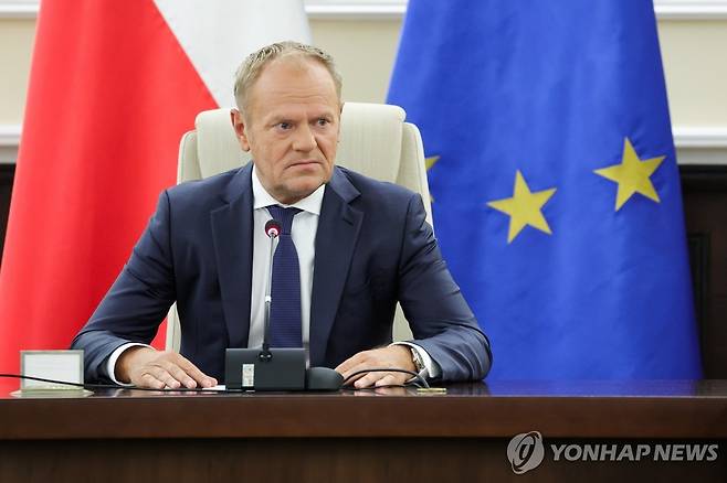 10일(현지시간) 각료회의 주재하는 투스크 폴란드 총리 [EPA 연합뉴스. 재판매 및 DB 금지]