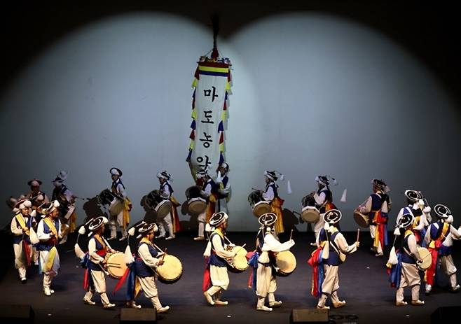 ▲'제8회 50+&nbsp;액티브시니어축제'에서 대상을 수상한&nbsp; 마도농악팀(화성)이 공연을 펼치고 있다. / 김철빈 기자 narodo@incheonilbo.com