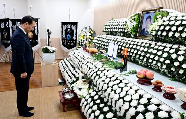 고(故) 이재석 해양경찰관(경사) 빈소 찾아 조문하는 유정복 인천시장. [사진=인천시]